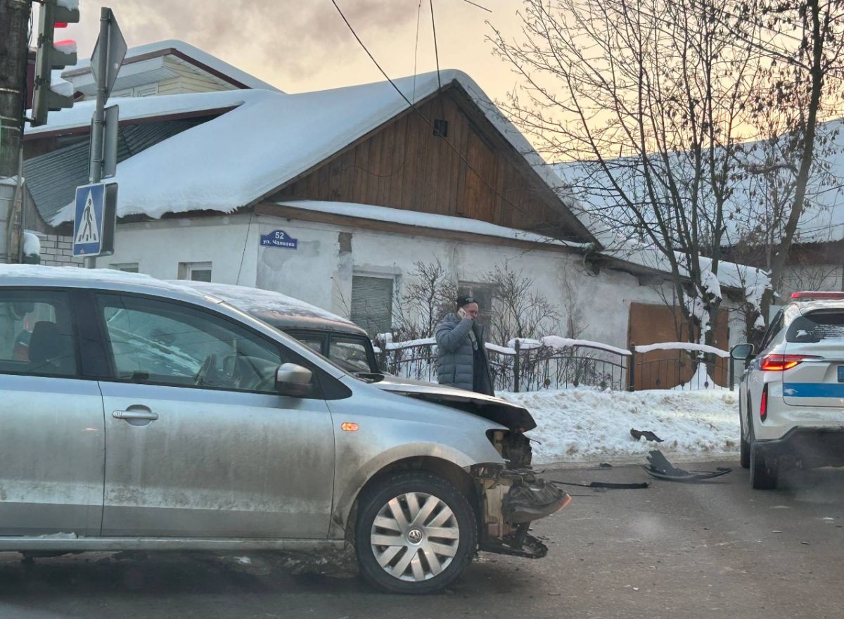 Машину вынесло на обочину в результате жесткого ДТП в Калуге