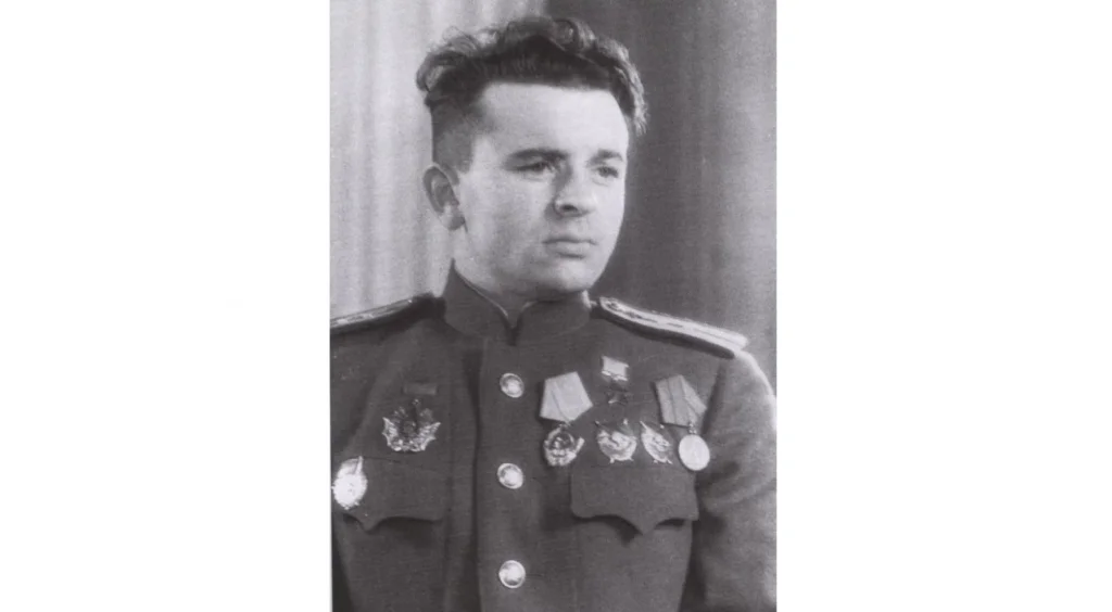 15 октября родился летчик Александр Карпов