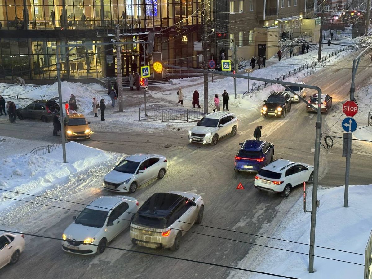 На перекрестке возле Калужского госуниверситета случилось ДТП