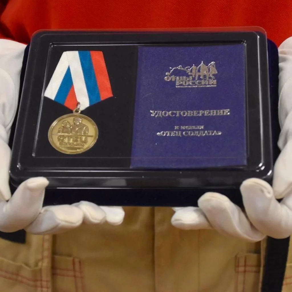 Пятеро жителей Людиново получили медали «Отец солдата»