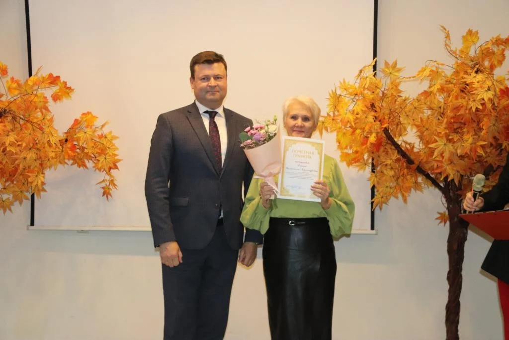 Накануне Дня учителя обновлена Доска Почёта управления образования