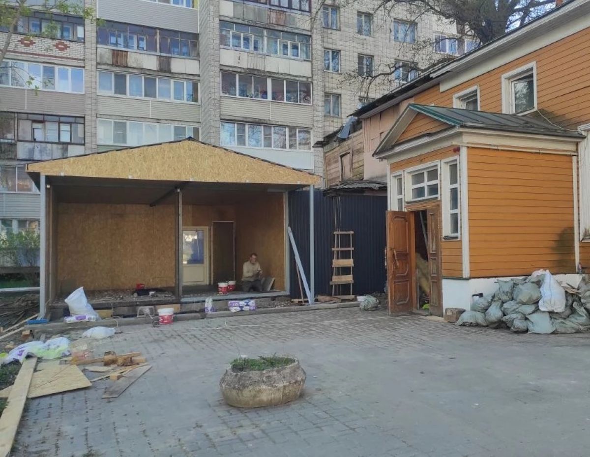 Власти заявили о полном беспределе вокруг дома Толстых в Калуге