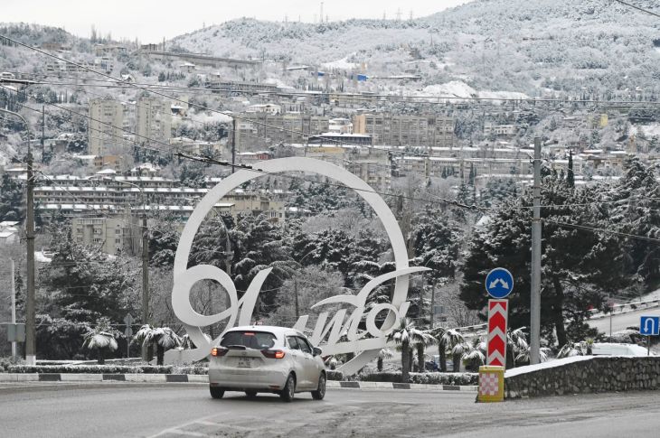 Два снежных дня подарили ялтинцам десятки переломов и ЧМТ