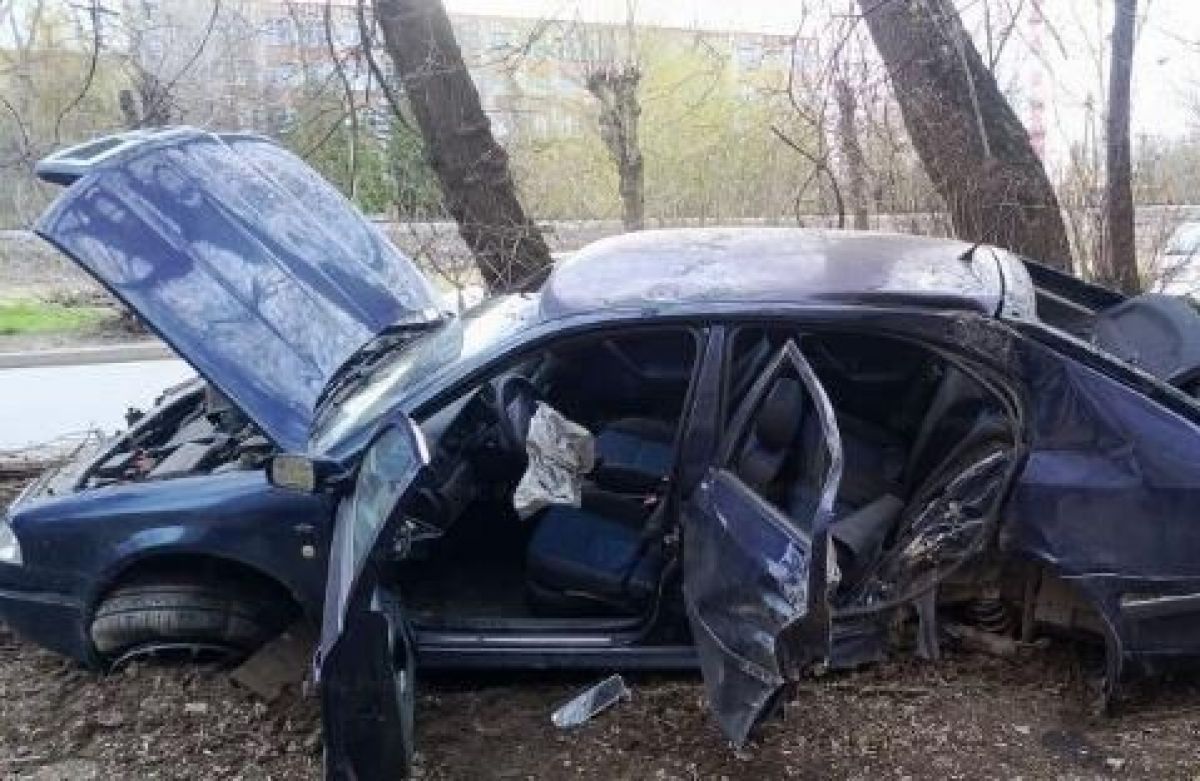 В Калуге иномарка врезалась в препятствие и вылетела на газон