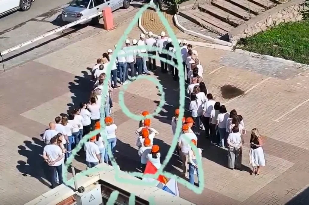 Калужские строители выстроились в форме ракеты