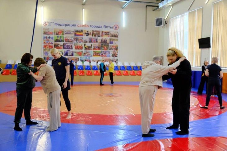 В Ялте начали обучать людей старшего возраста навыкам самообороны