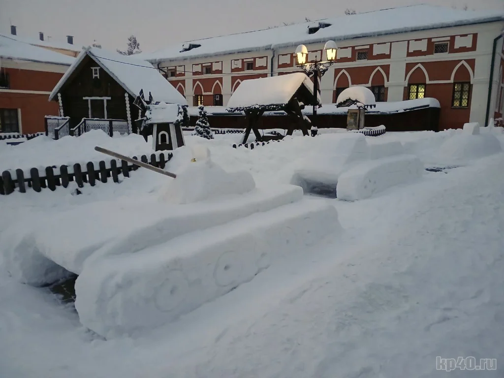 В центре Калуги слепили военную технику