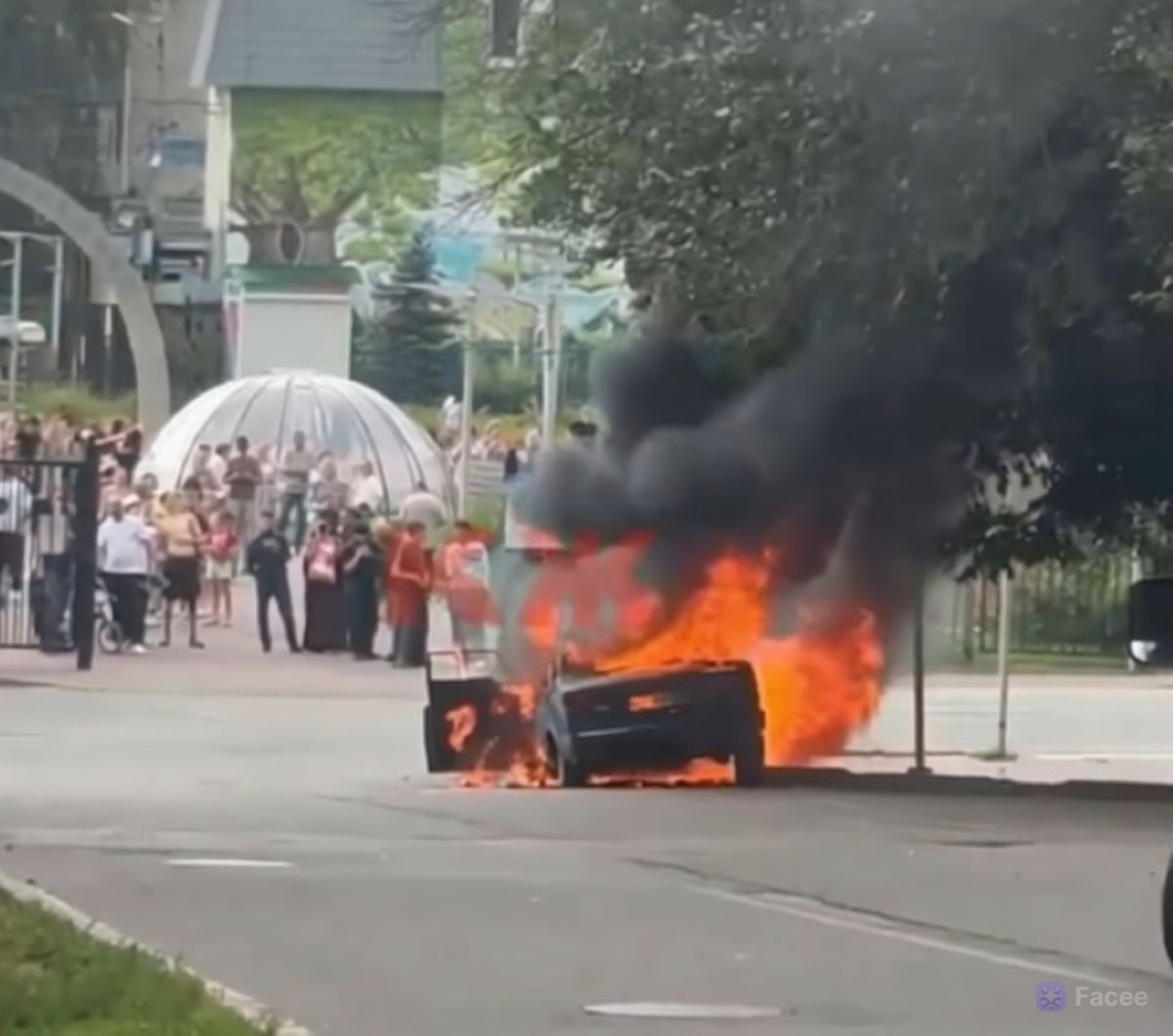 В МЧС назвали причину возгорания автомобиля у парка ТЮЗа Калуге