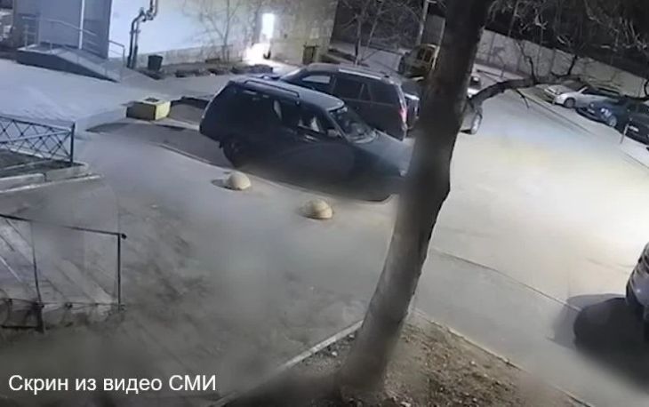 В одном из дворов Симферополя неизвестный повредил несколько автомобилей