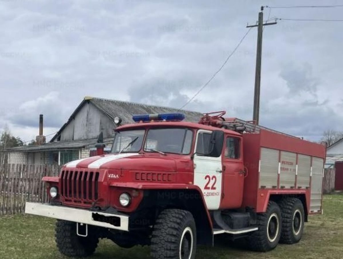 Шестеро пожарных тушили полыхающую баню в селе Калужской области