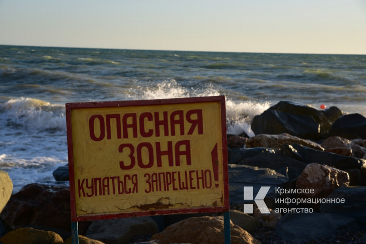 Крымчане купаются у  гидротехнических сооружений несмотря на запрет