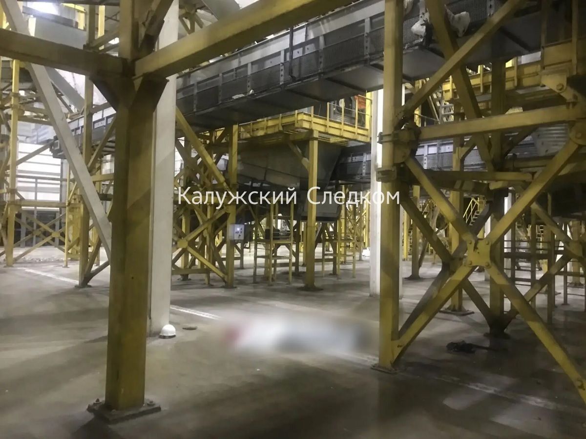 Сортировщик мусора погиб при падении с высоты на предприятии в Калужской области