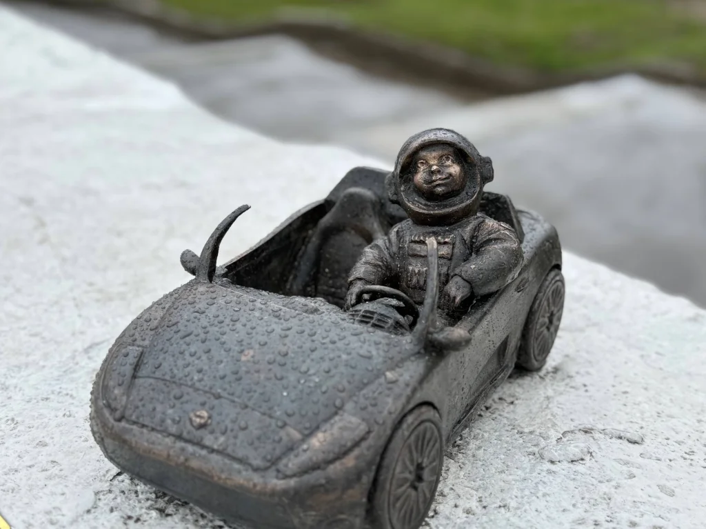 В Калуге установили нового космонавтика