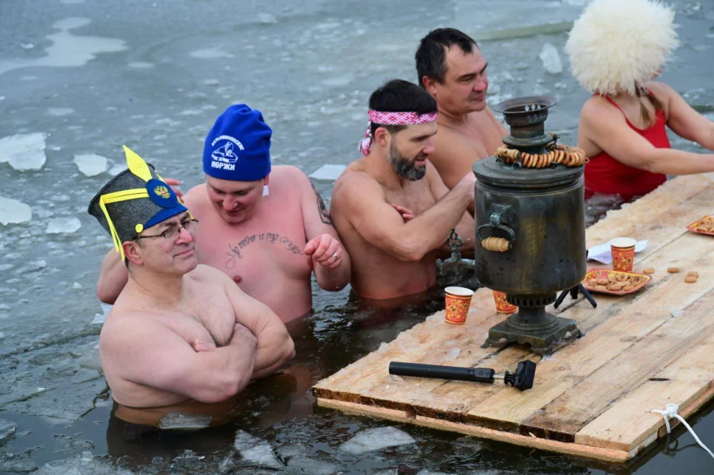 В Калужской области устроили чаепитие в ледяной воде