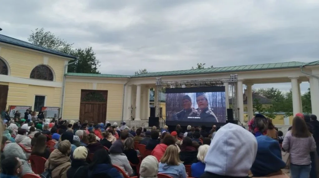 Во дворике краеведческого музея в Калуге показали проект «Останься. Детство»