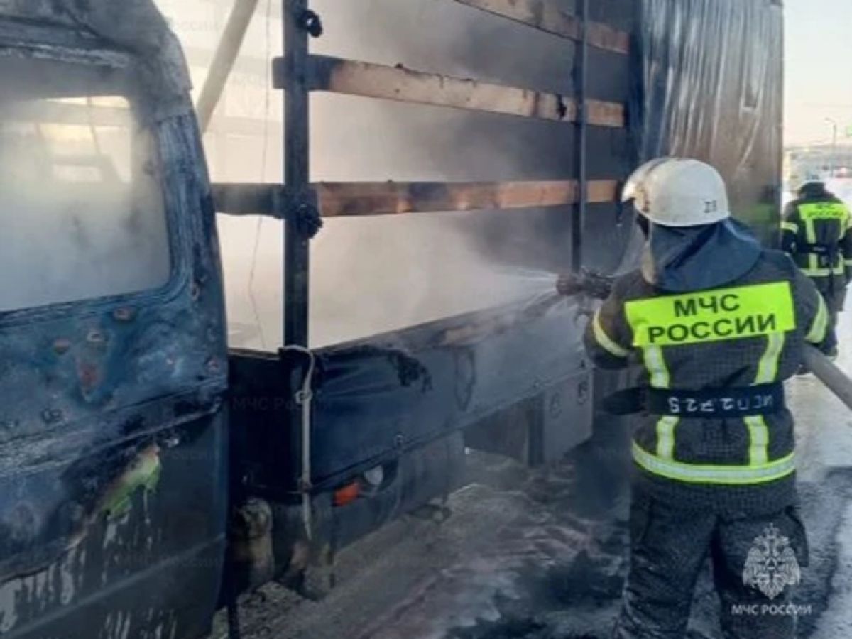 На трассе М-3 в Калужской области сгорел автомобиль, есть пострадавший