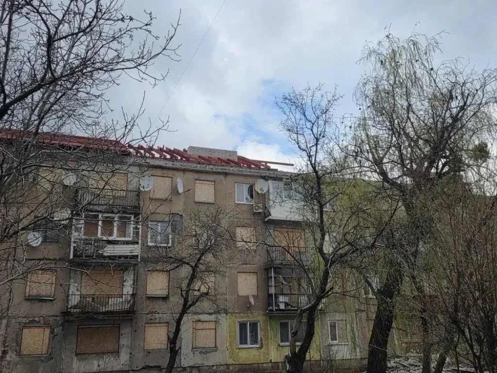 Калужские строители восстанавливают крышу дома в городе Золотое ЛНР