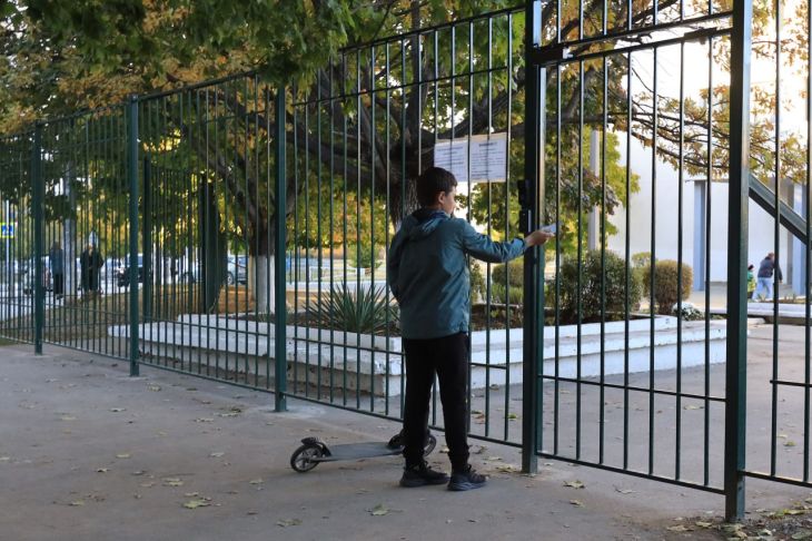 Первоклассника без пропуска не пустили в керченскую школу