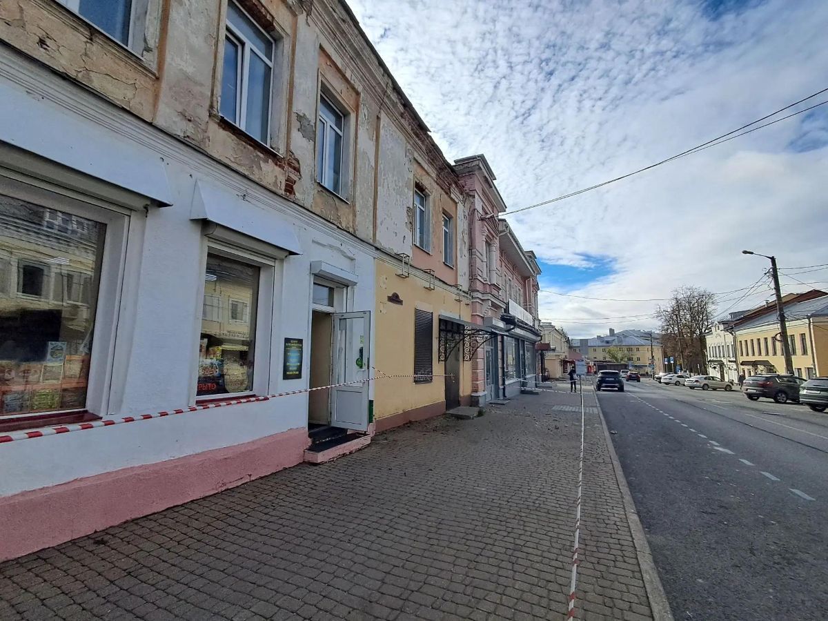 В центре Калуги старинный дом осыпается прямо на тротуар