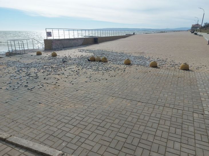 В Приморском шторм повредил набережную