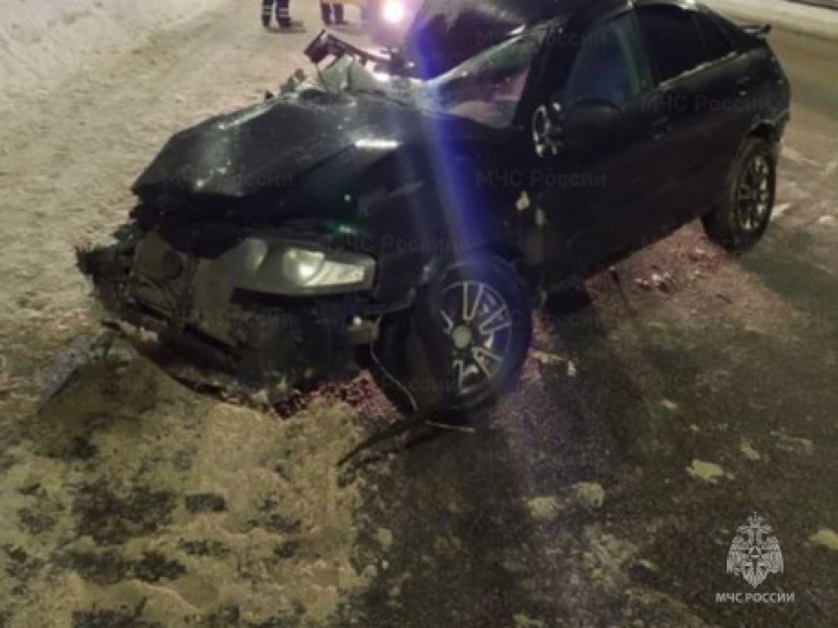 Иномарка врезалась в препятствие в Малоярославецком округе