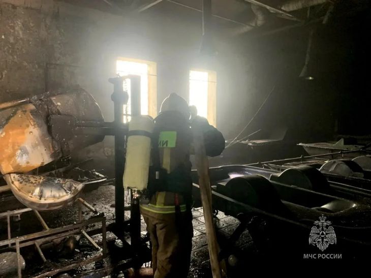 В Красногвардейском районе потушили пожар на складе по изготовлению катамаранов