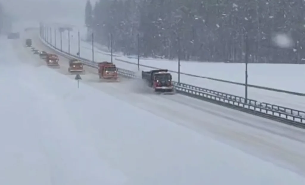 Областные дороги чистят 25 бригад