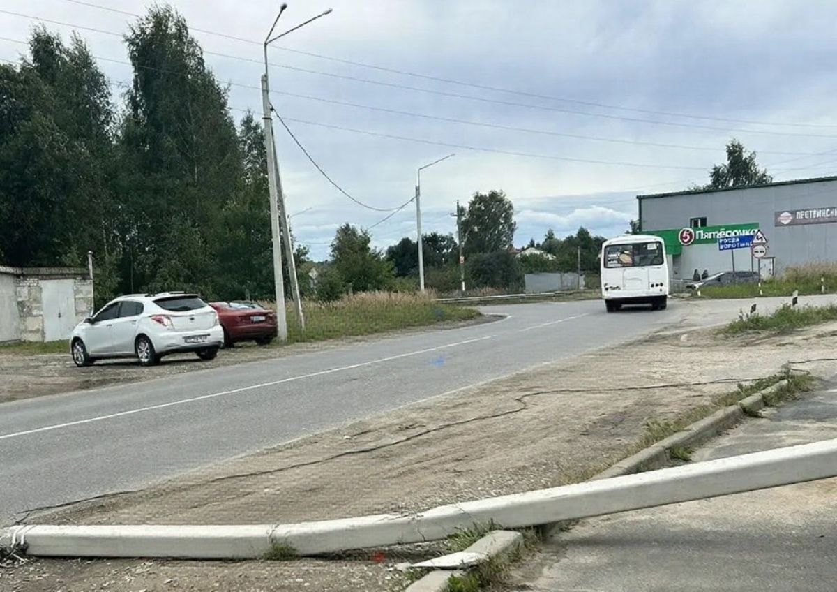 Соцсети: в калужской Резвани упал фонарный столб