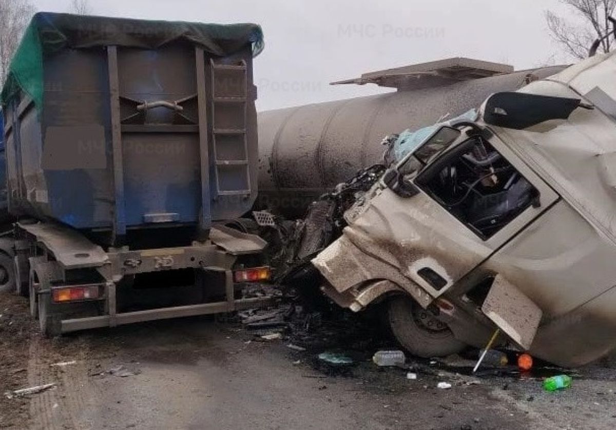 Два грузовика практически разнесли друг друга на калужской дороге