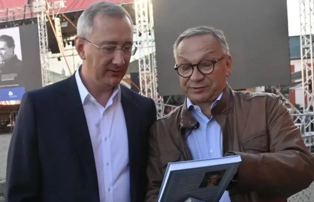 Губернатор Калужской области поздравил Игоря Угольникова с Орденом Почёта