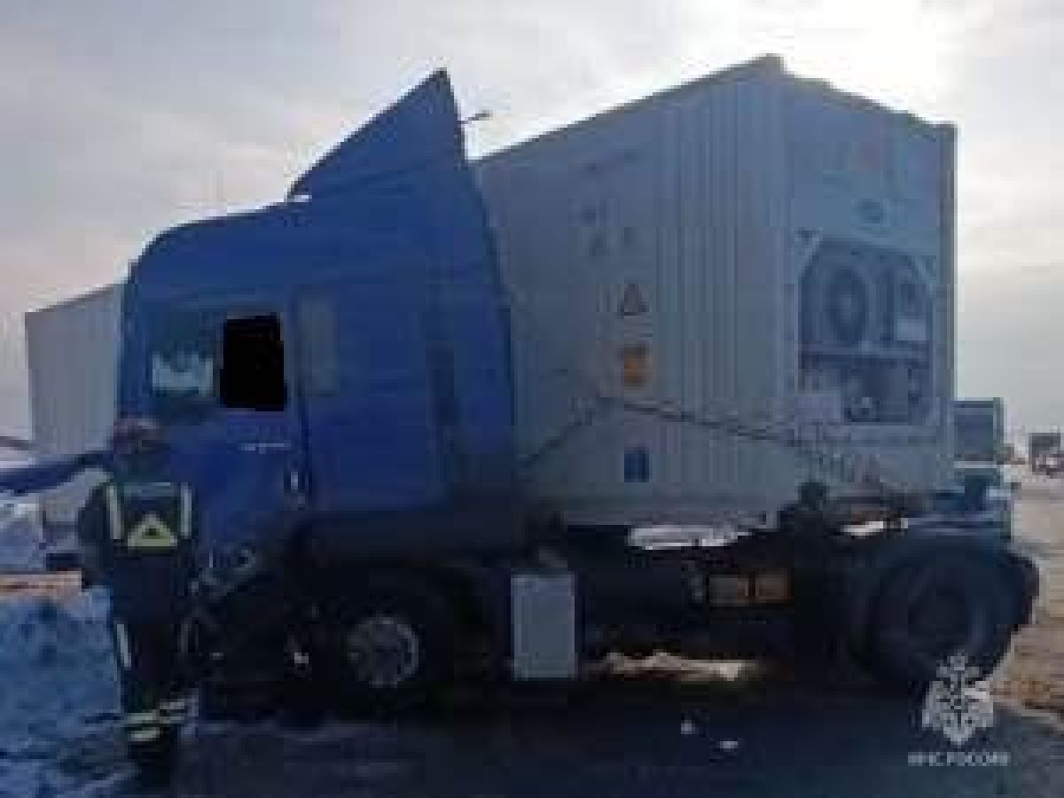 Два грузовика столкнулись на калужской трассе