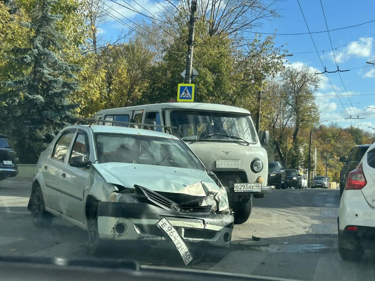 В Калуге на перекрестке Плеханова и Пушкина столкнулись Renault и УАЗ