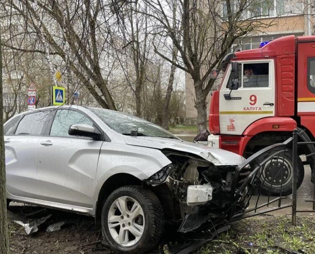 Из-за ДТП автомобиль в Калуге вылетел с дороги, проломив ограду