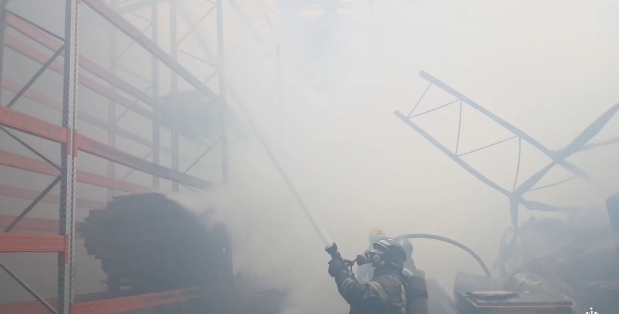 В Симферополе горит торговый склад