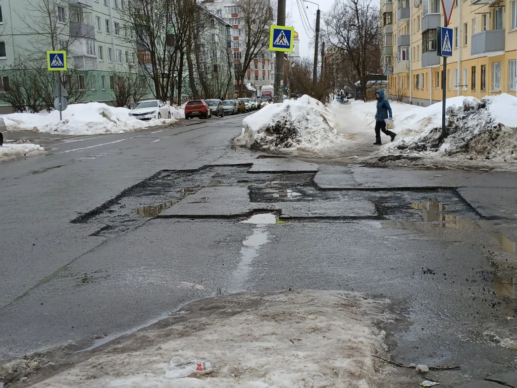В Калуге срезали асфальт на улице Дзержинского