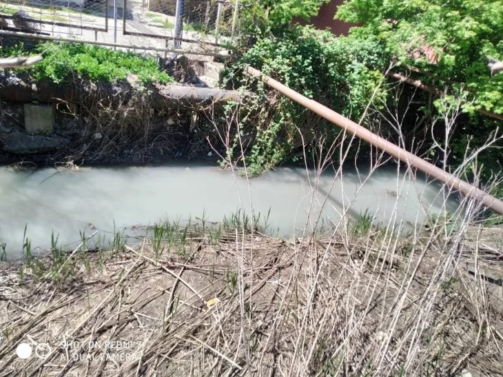 Река Улу-Узень в черте Алушты окрасилась в густой белый цвет