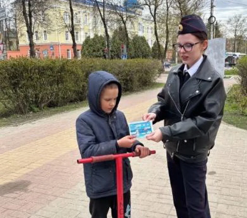 Самокатчикам Калуги напомнили о скорости 25 км/ч и запрете езды вдвоём