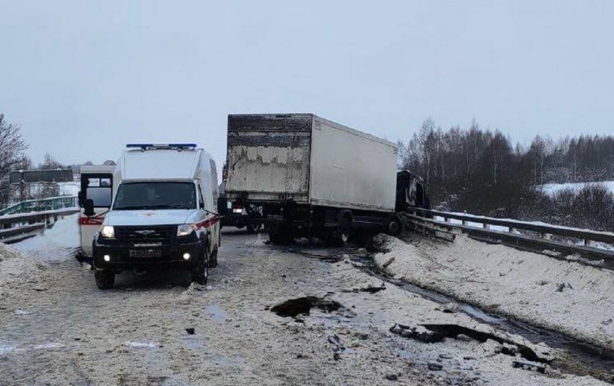 Во влетевшем под фуру Ford на трассе под Калугой погиб ребенок и трое взрослых