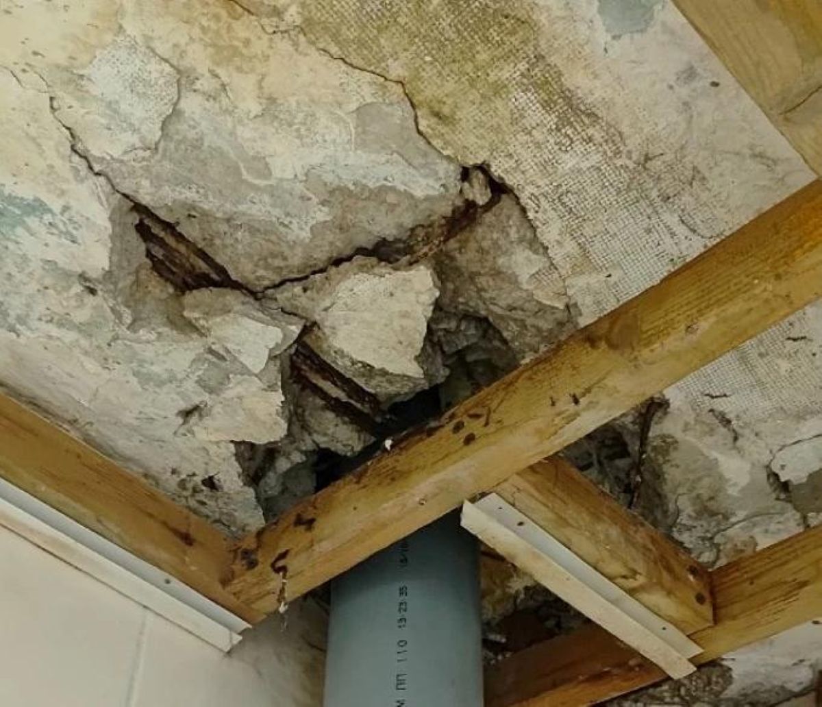 «Бутафория вместо спасения»: в доме на улице Гагарина в Балабаново рухнул еще один потолок