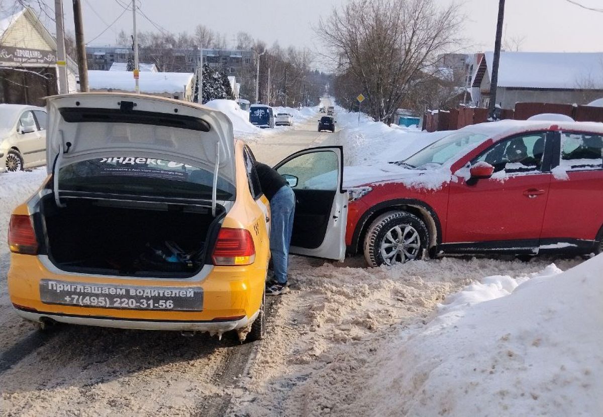 Легковушка и такси столкнулись на перекрёстке в Калуге
