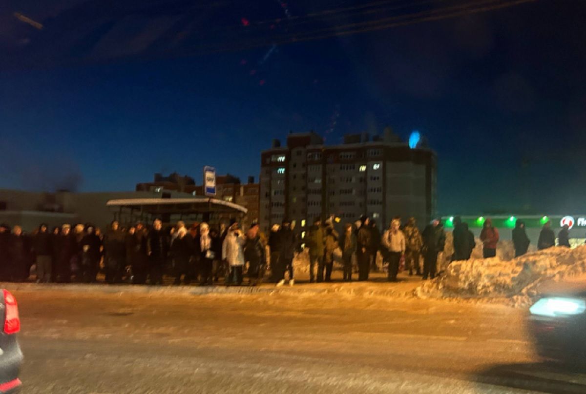 Переполненные людьми остановки на Правом в Калуге объяснили замерзшим транспортом
