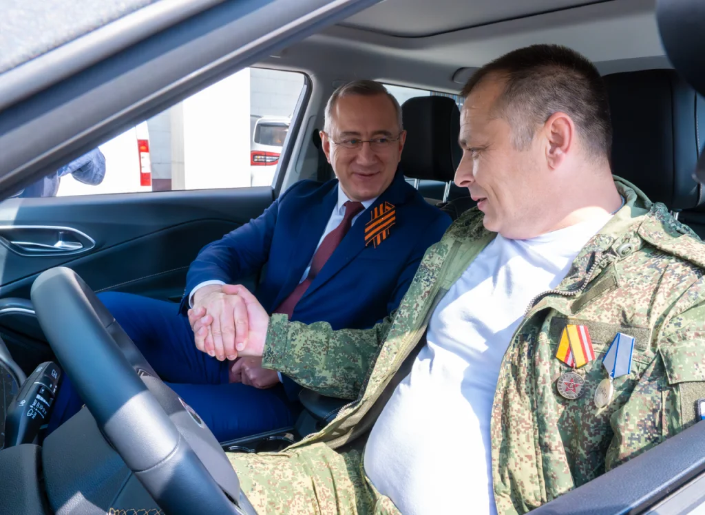 Владислав Шапша вручил бойцу СВО автомобиль с ручным управлением