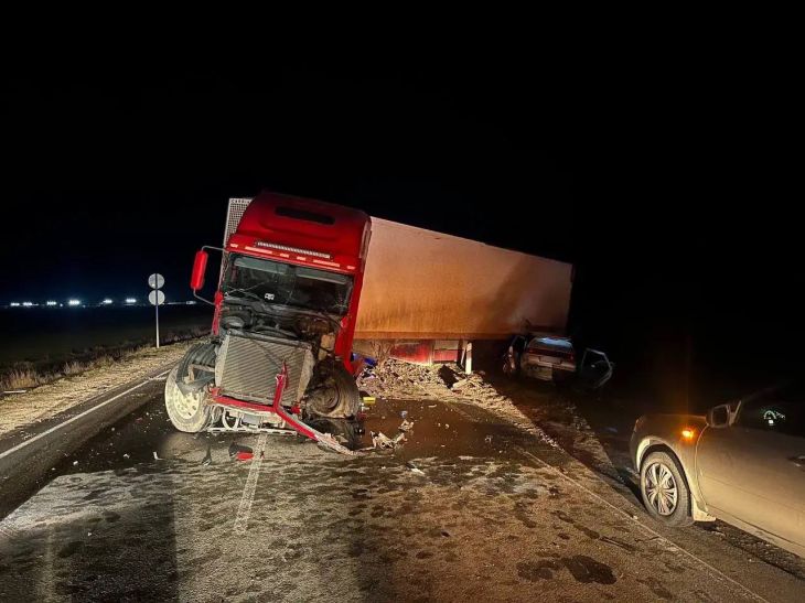 В Крыму фура вылетела на встречку и протаранила легковушку с детьми