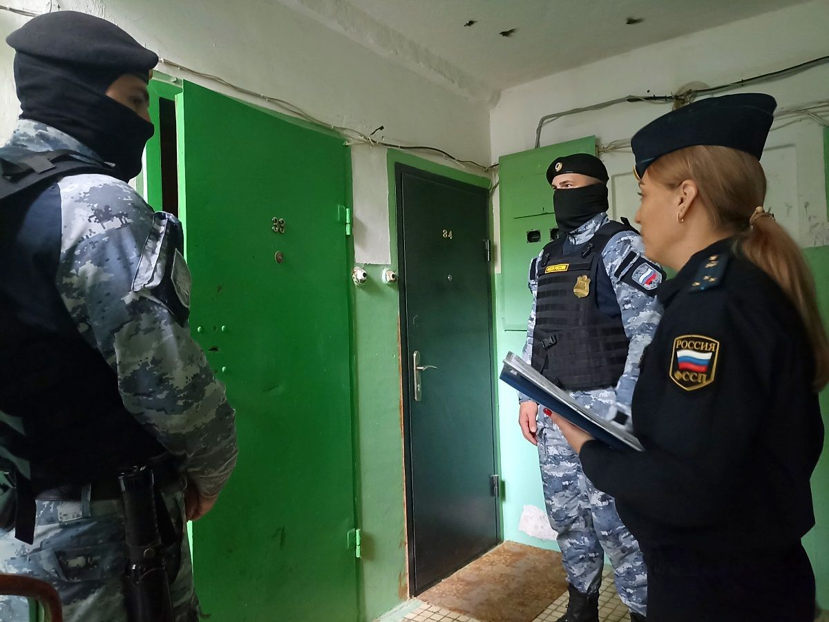 В Калуге приставы заставили супругов пустить сантехников в квартиру