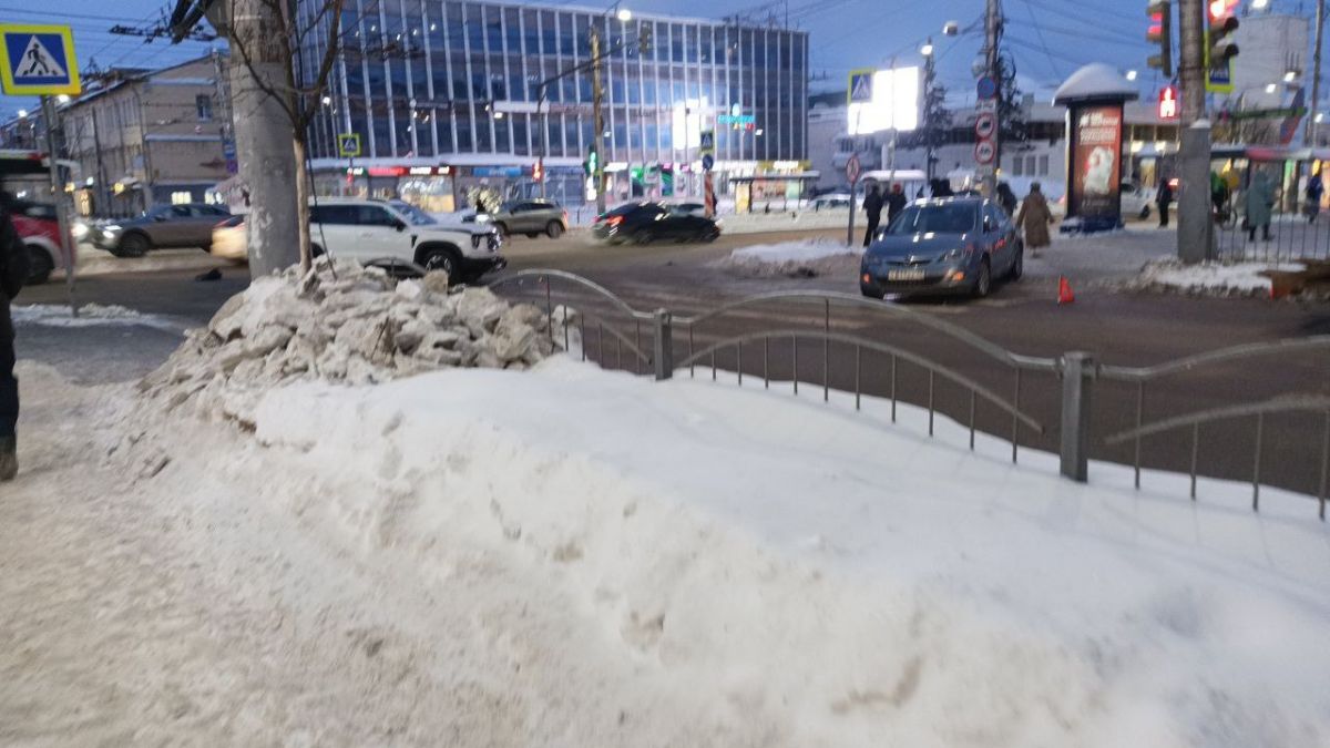 В центре Калуги автомобиль вылетел на тротуар и сбил подростка