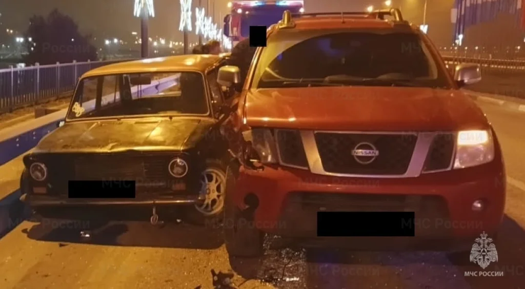 В Калуге две машины столкнулись ночью на дамбе