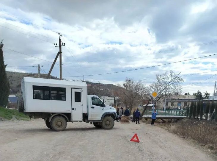 Под Судаком водитель грузовика сбил двух подростков на питбайке/