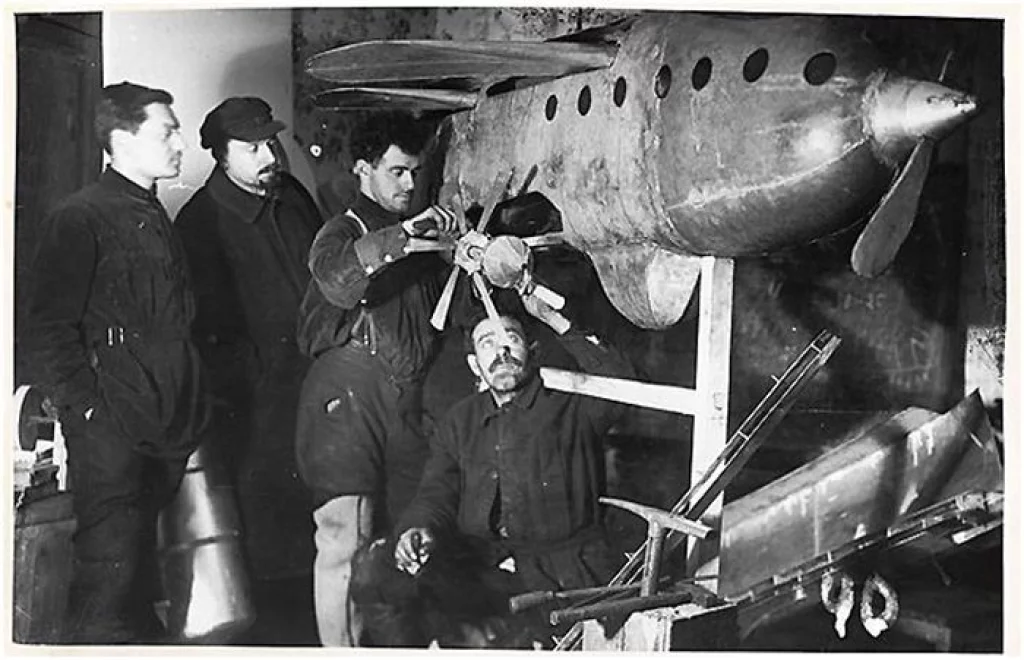 24 апреля открылась первая международная выставка «Межпланетных аппаратов и механизмов»