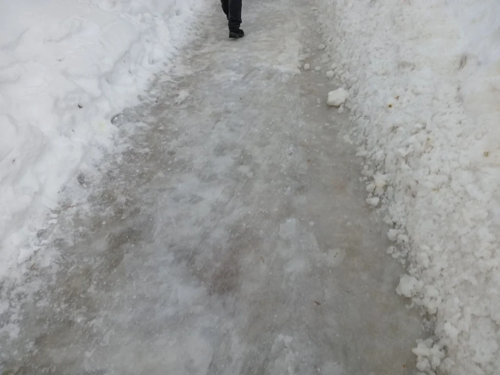 Калужан предупредили о гололедице