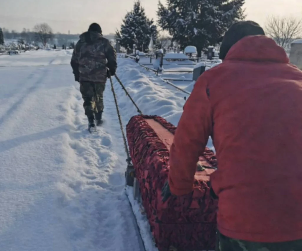 Гробы на санках: жители Козельска жалуются на нерасчищенную дорогу на кладбище